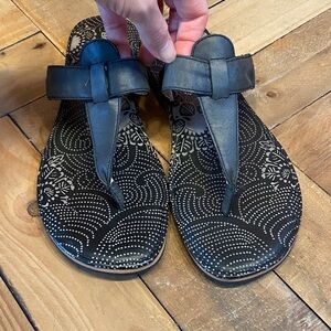 Bogs Black Floral-Patterned Thong Sandals